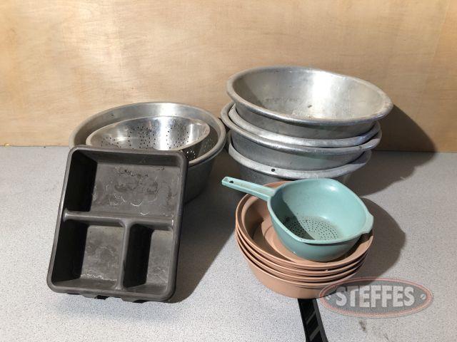 Metal-bowls--strainers--and-misc--(see-photos-for-details)_1.jpg