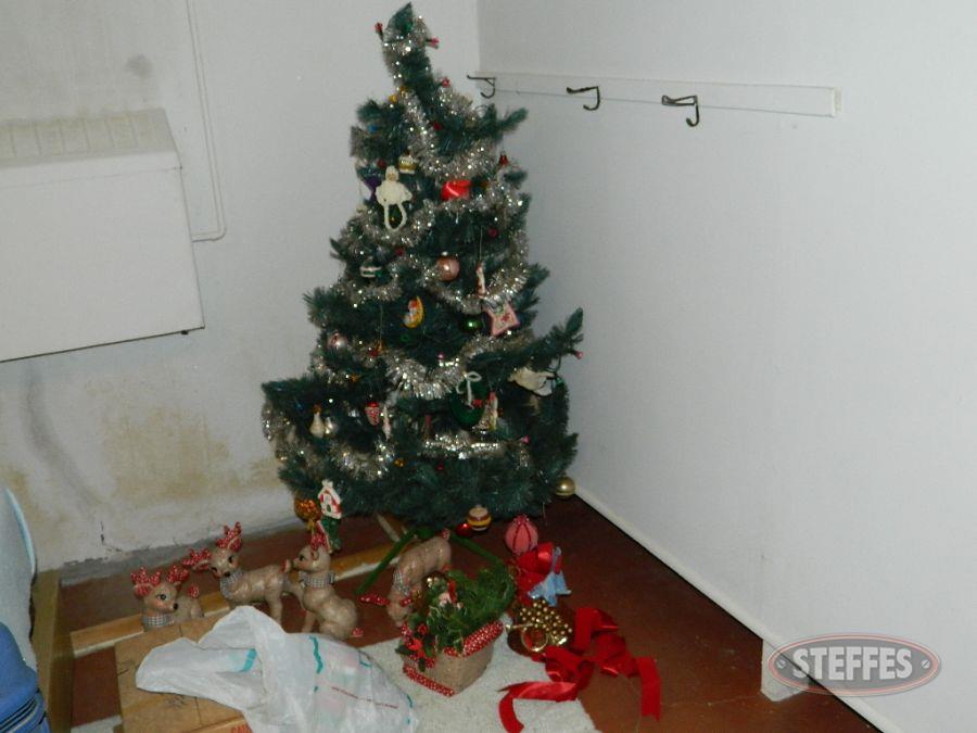Christmas-Tree-and-Decor_2.jpg