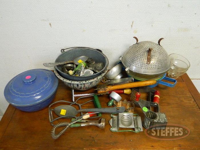 Enamelware--various-utensils--baking-dish_2.JPG