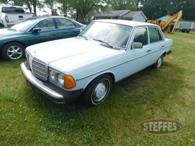 1979-Mercedes-Benz-300D_1.jpg
