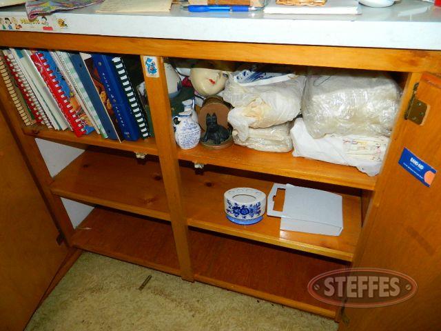 Shelf-of-Cookbooks-and-Glassware-(See-photos-for-details)_1.jpg