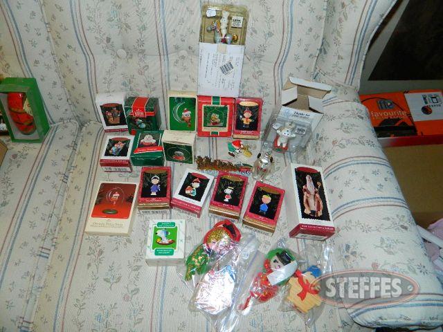 Assorted-Christmas-Ornaments-(See-photos-for-details)_1.jpg