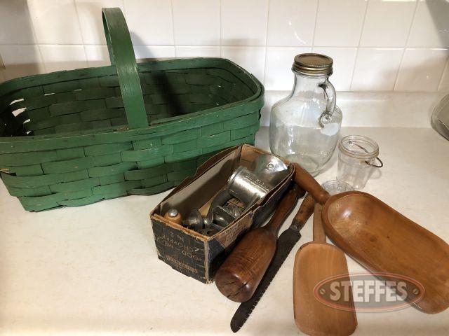 Picnic-basket--vintage-utensils--and-jar-(see-photos-for-details)_1.jpg