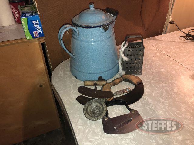Enamel-pot-and-vintage-kitchen-utensils-(see-photos-for-details)_1.jpg