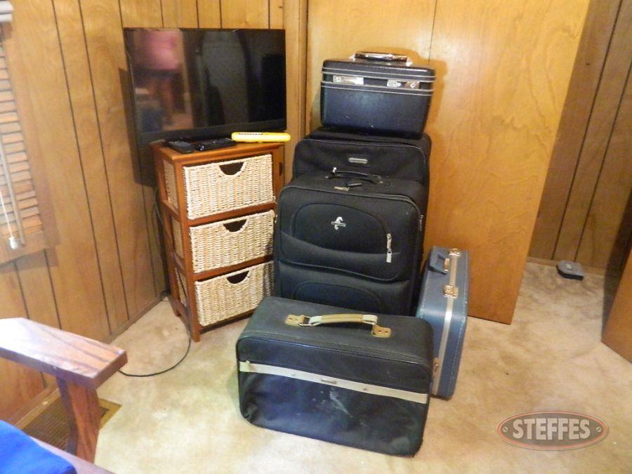 Vizio-25--Television--TV-Stand----Luggage_2.jpg