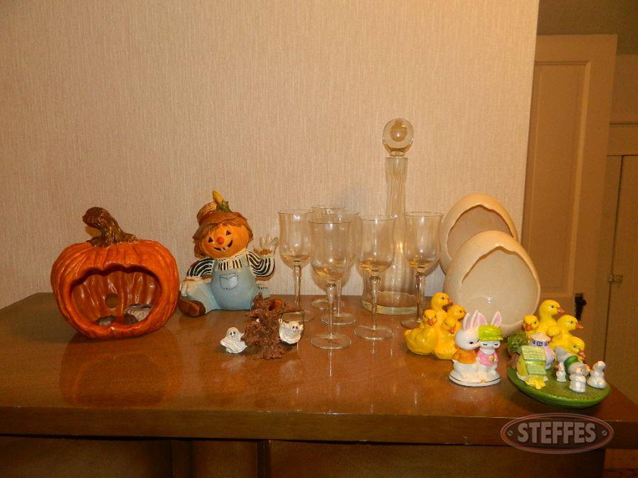 Halloween--Easter-Ceramics--Wine-Decanter-_2.jpg