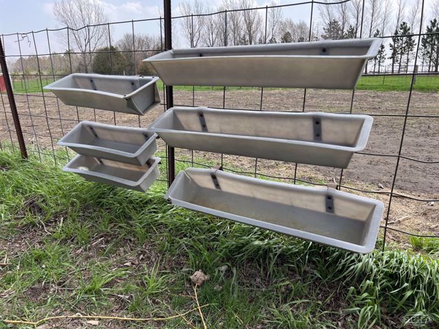 Sheep/goat hanging fence feeders