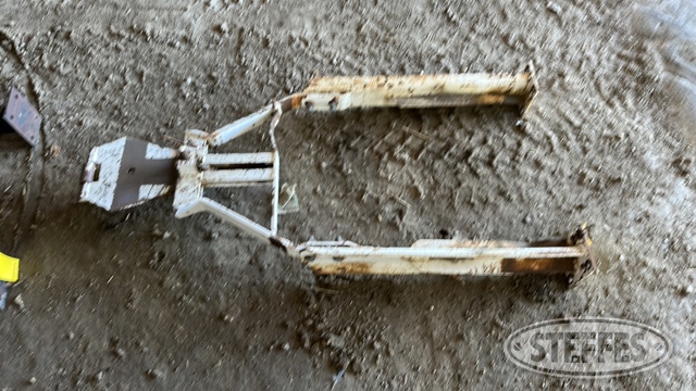 Rear implement hitch