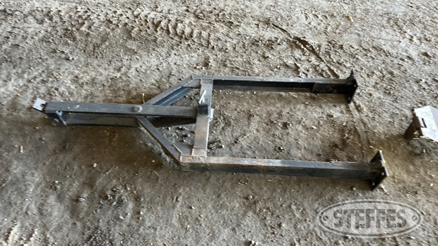 Rear implement hitch