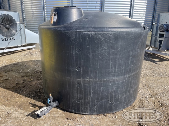 1,500 gal. poly flat bottom bulk tank