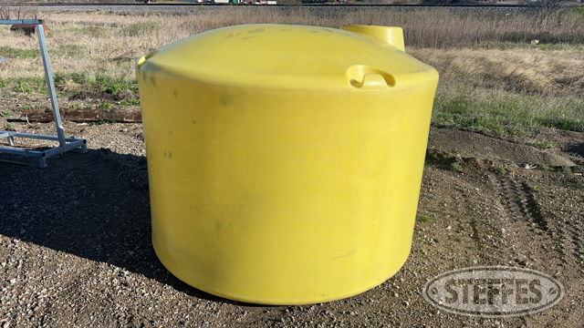1,500 gal. yellow poly tank