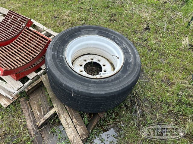 445/50R22.5 tire