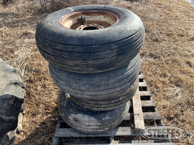 (4) 9.5L-15 tires