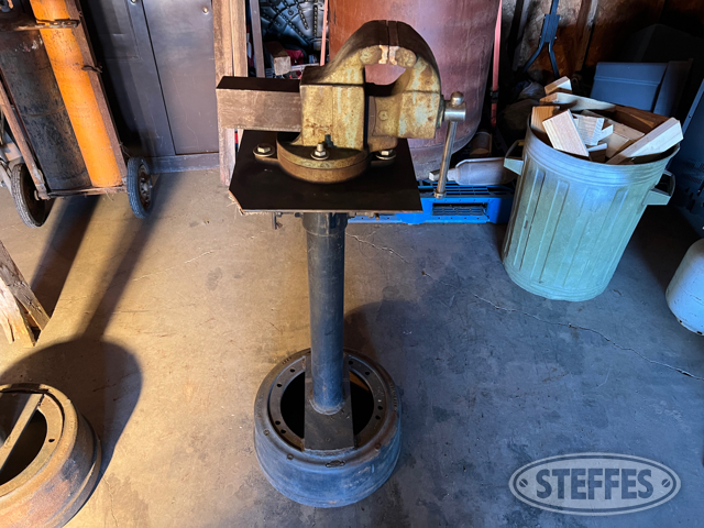 Shop vise on stand